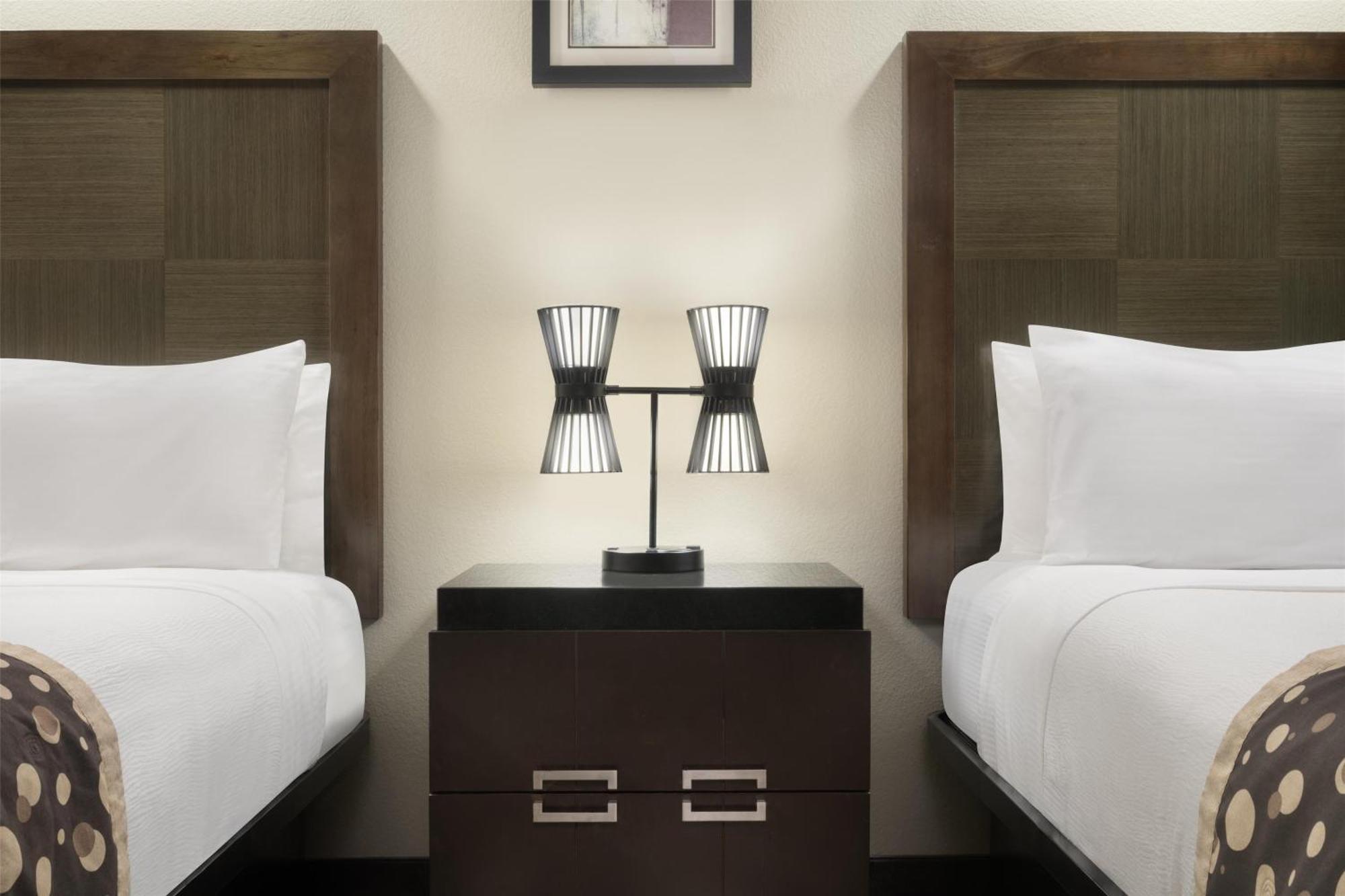 Best Western Premier Crown Chase Inn & Suites Дентон Экстерьер фото